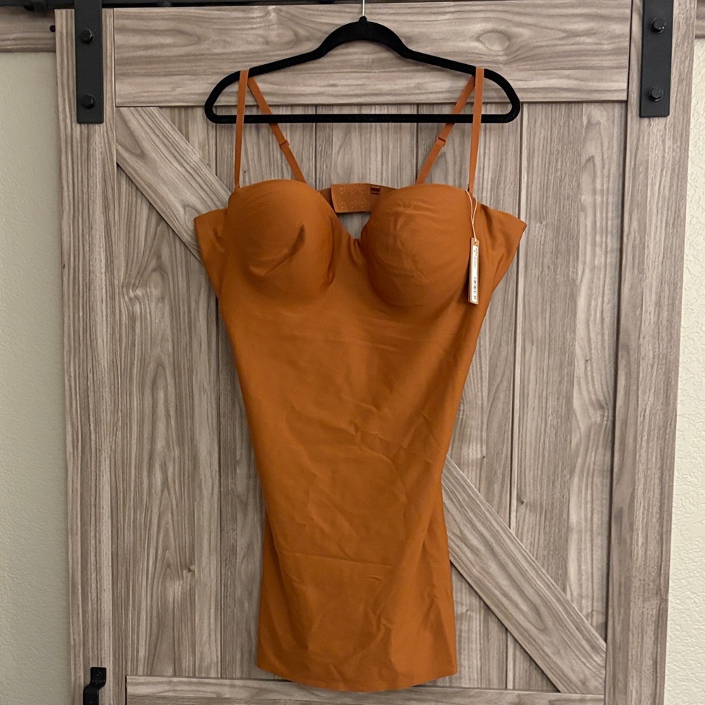 Skims molded underwire shape wear slip.  Color is bronze-New! Size 4x